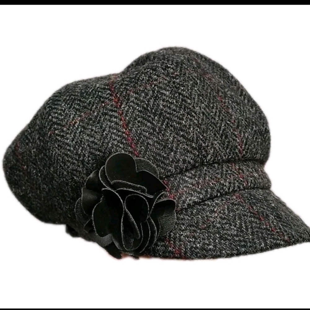 Stylish Black Tweed Cap with Flower Accent